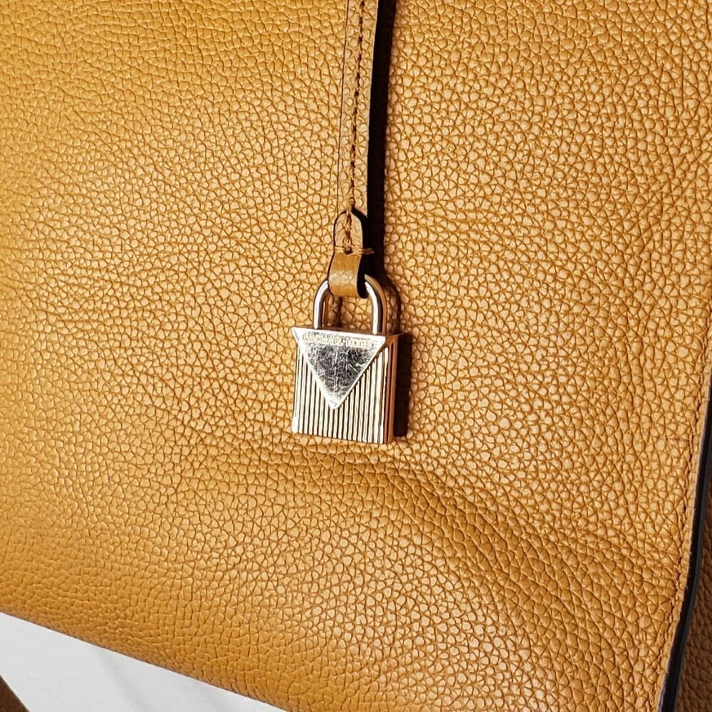 Michael KorsĀ Large Mercer Convtertable Merigold ToteāW/āCrossbodyāStrap - Picture 15 of 16